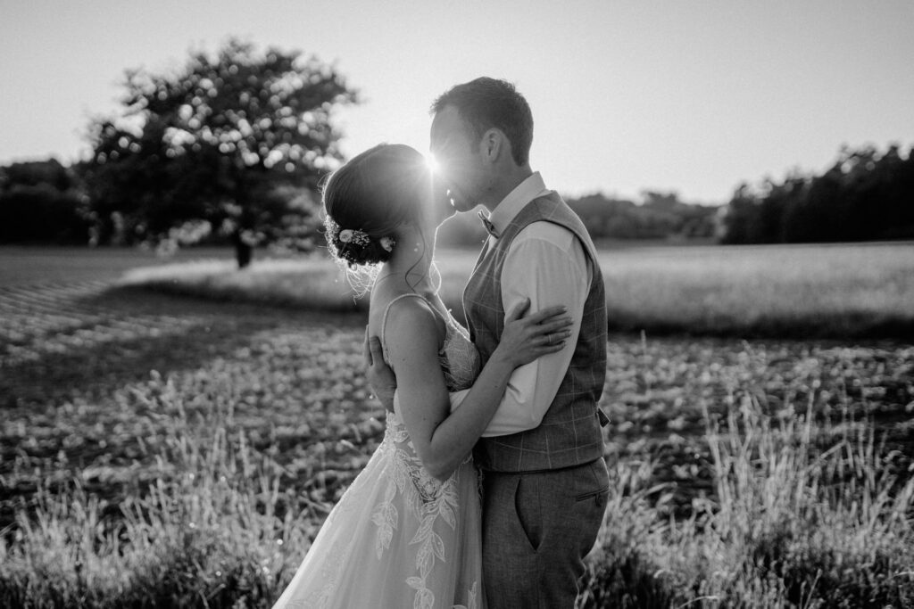 Brautpaar Tim und Krissi im Sonnenuntergang, Hochzeit in Bayern, Deutschland