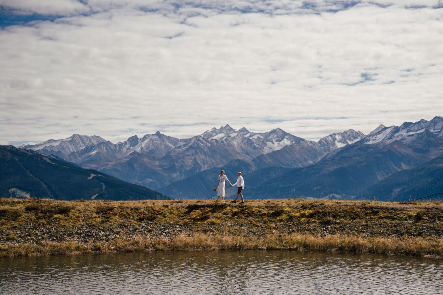 Astrid und Paul klein vor dem Bergpanorama am Bergsee, Zillertal, Tirol